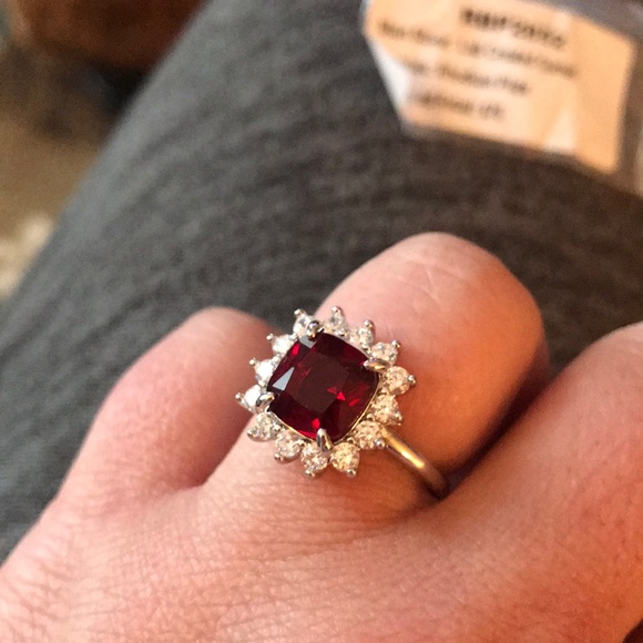 Brand New beautiful size 8 garnet ring - Picture 2 of 9